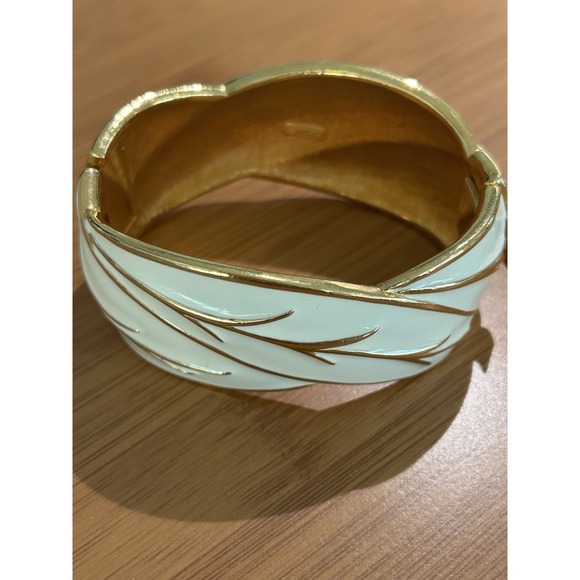 Vintage MONET Cream Enamel Vines Gold Tone Hinged Bangle Bracelet Classic Chunky - Picture 1 of 6
